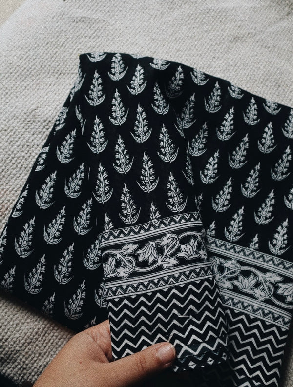 Monochrome Chiffon Sari (Leaves pattern)